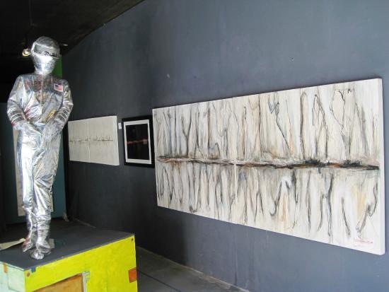 571 Art Gallery by Leo Diaz